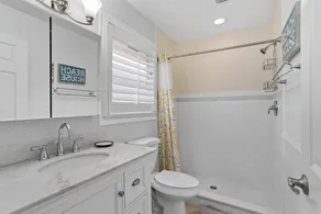 ENTIÈREMENT RÉNOVÉ! 3 chambres, 2 salles de bain maison de plage à pied de la plage. - Image 2