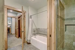 Rocky Mountain Luxury - Large Ski-in Winter Townhome 6ppl 2 Bedroom Townhouse by RedAwning - Image 5