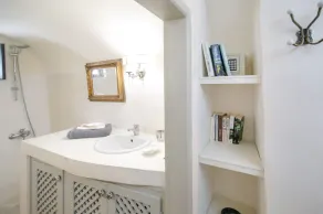 La maison des oiseaux chanteurs.  Studio traditionnel romantique avec belle vue mer - Image 3