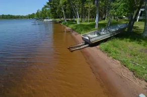 Location de cabine rustique et confortable de 2 chambres à coucher avec front difficile au niveau du lac - Image 3