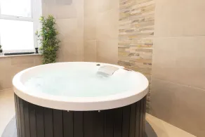 Luxury Indoor Hot Tub entire apartment close to city centre - Image 2