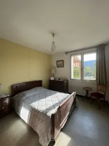 Family home with large grounds and private fishing pond - Image 3