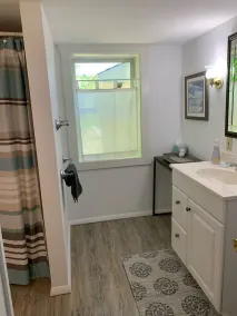 Stonegable: Perfect couples retreat;quiet, private, modern, close to everything! - Image 3
