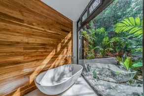 Villa Tropicale de Luxe en Bambou avec Piscine Entourée par la Jungle et à Deux Pas de la Plage - Image 5