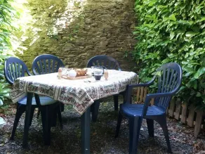 Ground Floor 2-Room Apartment with Garden, Parking, Near Shops and Thermes - Image 4