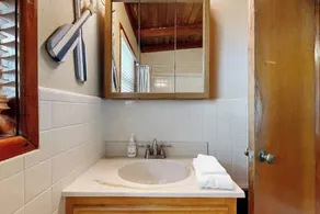 Classic Lakefront Cottage with Private Dock, Lovely Lake View, Backyard & WiFi - Image 3
