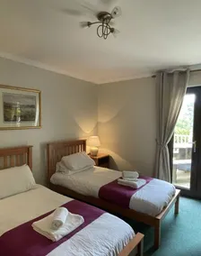 Beautiful 2 bed lodge with hot tub & sauna - Image 2