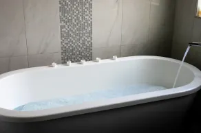 4 Bedroom 2 Bathroom Elevated & Modern Home - Sweeping views + Free Wifi! - Image 3