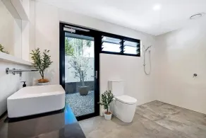 Capri  Waterfront Oasis Pool, 4bd steps to Surfers - Image 3