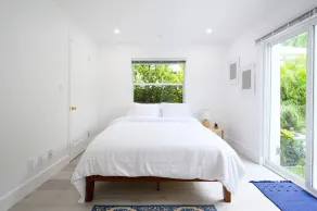 Bright & Comfortable Apt in Victoria Park - Image 3