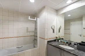 Serene 1 Bedroom - Lake Apartments Green Community - Image 5