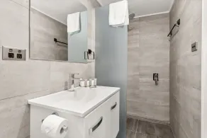 Bright 1-Bed Apartment with Garden Views - Image 3
