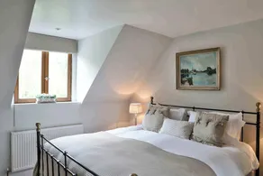 Luxury Romantic Coach House for 2 in the Cotswolds | EV - Image 5