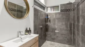 Tree Top House resort style luxury in Fairhaven - Image 2