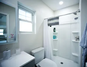 Newly Remodeled Deluxe Studio-No storm damage - Image 2
