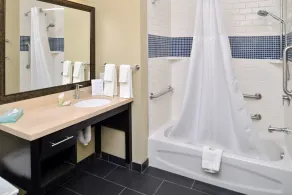 Free Breakfast. Pool & Hot Tub. Close to Mayo Clinic! Great for Business Travelers! - Image 4