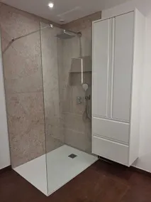 fötterna i vattnet och direkt tillgång till stranden (18 meter) för nya enplanshus med trädgård - Image 4