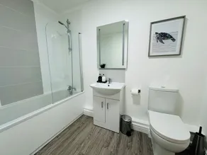 Spacious One Bed Apt With Scenic Views - Image 2