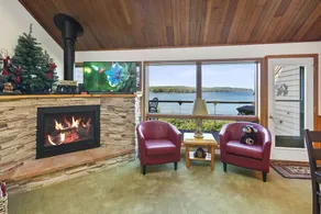 North Shore Nirvana: Lakefront, Deck, Fireplace - Image 3