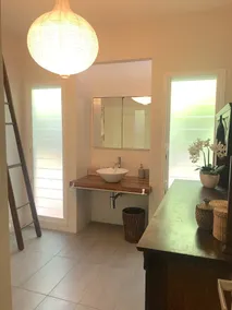 SALT COTTAGE - Pet Friendly, Stylish Holiday Home - prime beach location - Image 5