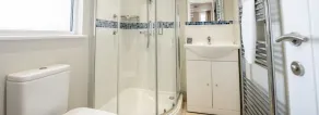Vectis Holiday Homes, apartamento moderno y espacioso, excelente ubicación, WIFI gratuito - Image 3