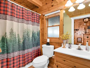 Decorated Christmas log cabin with mountain View, Hot Tub, Pool Table, sleeps 10 - Image 3