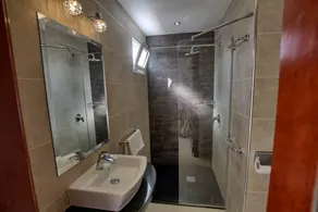 Large Luxury Villa in great location Hot Tub, A/C, Pool Table,Table Tennis,Wifi, - Image 5