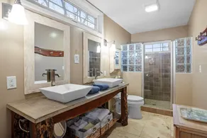 Lovebirds Getaway 3 Bedroom Home by RedAwning - Image 3