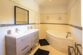 SPACIOUS HOUSE WITH JACUZZI AND SAUNA - Image 3