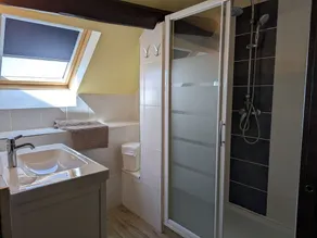 Maison de campagne rénovée avec jardin privatif - 2 chambres, 2 sdb, séjour spacieux - Image 5