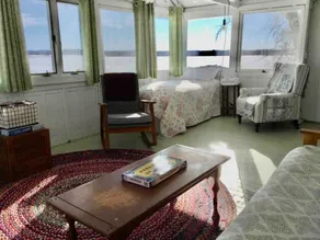 Waters Edge! Right on the Lake. - Image 4