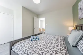 Cheerful 2-bedroom home with free parking - Image 5