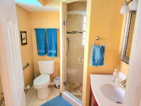 Maison privée avec piscine chauffée. Marcher ou faire du vélo au parc Shamrock et à proximité des plages - Image 2