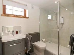 GARDEN STUDIO, romantic, with hot tub in Insch - Image 3