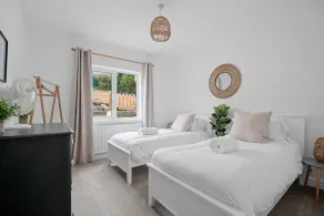 4 bed with hot tub and views over the nature reserve - Image 3