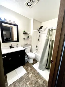 Luxury 2 BR Apt w/ King Bed - Image 2