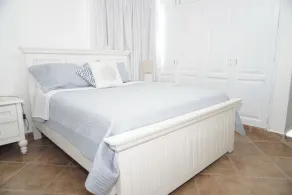 Large 3 bedroom, 2 bathroom property conveniently located steps from the beach. - Image 4