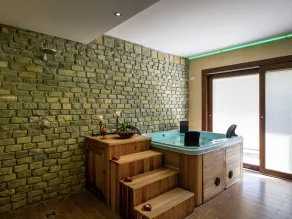 Gorgeous Holiday Home with Hot Tub, Whirlpool, Pool, Garden - Image 5