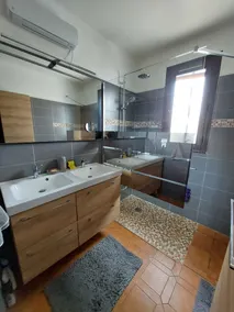 Air-conditioned 4-person house with garden and pool 10 minutes from the beach - Image 4