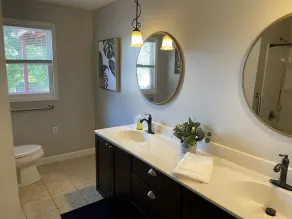 Lake house with private pool.  - Image 2