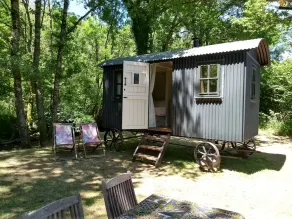 Romantic riverfront shepherds' hut with outdoor kitchen w/firepit - Image 4