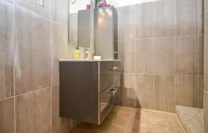 Amazing Home In Violès - Image 4