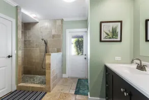 Gut ausgestattetes Haus mit Salzwasserpool & separatem Poolhaus & NEUEM PUTTENGRÜN! - Image 4
