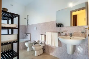Villa with pool, wellness area and private tennis court - Image 3