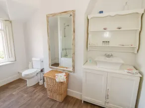 MEADOW VIEW, pet friendly, with a garden in Banbury - Image 4