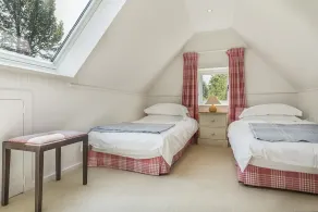 Lyxig interiör designad tvåbäddsstuga i lugnt läge med utsikt över dammar - Image 5