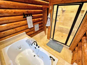 PICTURE PERFECT! Luksuriøs Log Home w / Mtn Visninger, WIFI, Gas F / P & poolbord! - Image 4