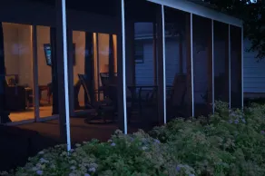 Koppla av i badtunnan medan du tittar på sjön från vårt däck! - Image 5