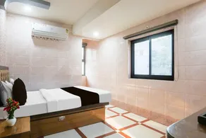 Deluxe Hotel Cozy Inn - Image 2