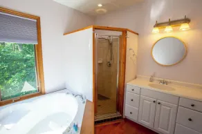 Woodland Retreat, King Bed, Private Lake Access - Image 4